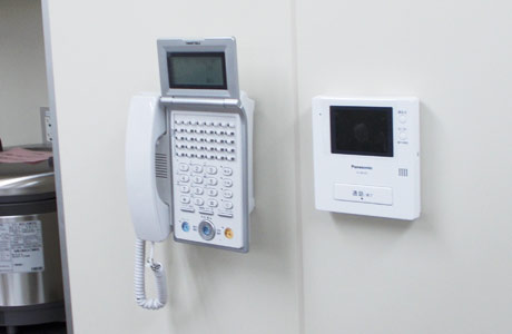 居室以外の部屋にも電話導入で業務の流れを円滑にしたナースコールシステム電話機